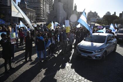 Al banderazo realizado en el Monumento a la Bandera, en Rosario, se sumó una caravana de autos