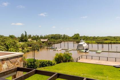Al barrio Santa Mónica náutico se accede tras 15 minutos de navegación