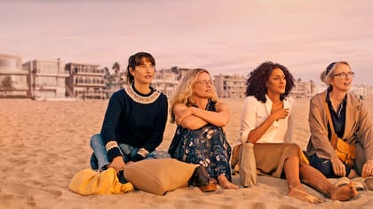 Al borde, otra serie de estos tiempos -creada por Julie Delpy (der.), con mujeres de mediana edad y sus búsquedas en esa etapa de la vida