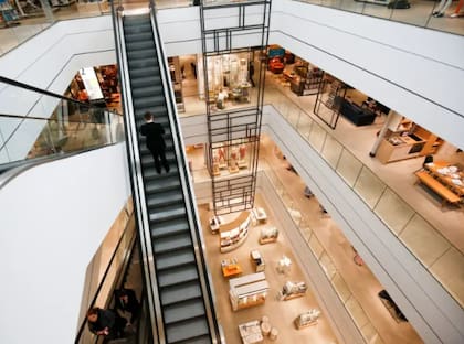 Al caer desde esta altura, el hombre, identificado como Amsumana Sillah Trawally, aplastó el cuerpo de Grace Spence Green