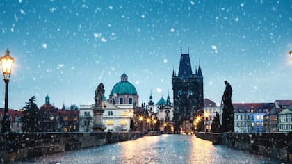Copos de nieve sobre el puente de Carlos en Praga