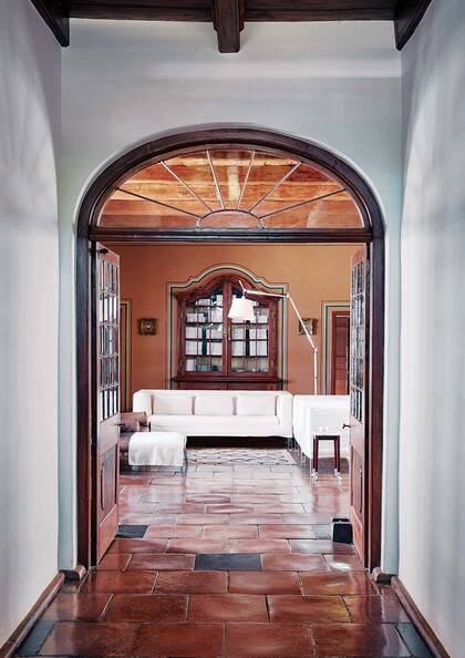 Al calor del cielo raso de palo amarillo real (el árbol nacional de Sudáfrica), vitrinas clásicas empotradas y ladrillones pulidos hasta darles su máximo brillo.