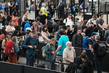 Al caos de los aeropuertos por falta de persona, se suman los constantes desembarques por sobreventa de los vuelos (AP Foto/David Zalubowski)