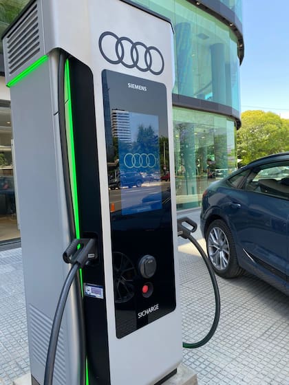 Al cargador pueden acceder todos los usuarios de vehículos eléctricos con prioridad de los clientes de Audi