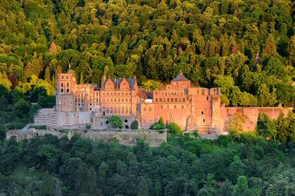 Al castillo de Heidelberg, en el estado de Baden Würtemberg, que se eleva sobre un cerro junto a la ciudad se puede acceder a pie.