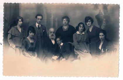 Al centro, Ulderico Carnaghi. Detrás, a su izquierda, su esposa Josefina Francesconi. De sus siete hijos, el varón mayor es Ulderico José Luis (de pie), y el menor Ubaldo. Las mujeres (no identificadas) se llamaban Gemma Italia, Irene Paula, Clotilde Ulrica, Josefina Camila y Clelia Corina.