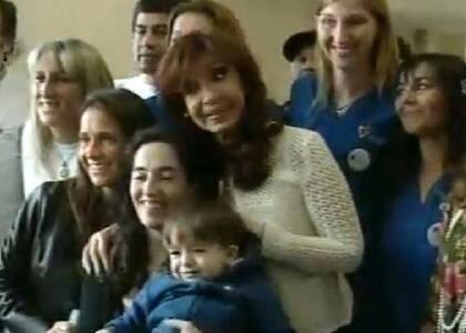 Al centro, la presidenta Cristina Kirchner, Rocío García y Néstor Iván