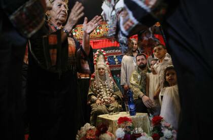 Al centro, Renana Meyer y Alejandro Meyer durante una ceremonia prenupcial que realizan tradicionalmente los judíos yemenitas, en Petaj Tikva, Israel