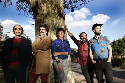 Al centro Roberto Musso; de izquierda a derecha: “Alvin” Pintos, Santiago Tavella, “Topo” Antuña y Santiago Marrero