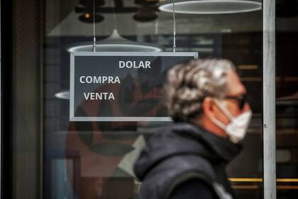 Al cierre de la ronda cambiaria de este jueves, el dólar oficial cerró a $133,27 a la venta y 125,67 a la compra