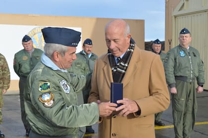 Al civil Luis Eduardo Ponzi se le otorgó la distinción “Medalla Malvinas a la Contribución con el esfuerzo Bélico” por su disposición en diseñar y conseguir equipos anti exposición vitales para la supervivencia de los pilotos eyectados sobre el mar (Fuerza Aérea Argentina).