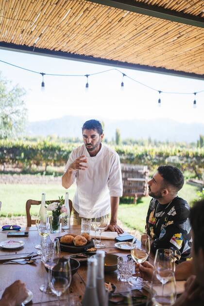 Al cocinero le gusta acercarse a las mesas para explicar a los comensales los ingredientes de cada plato, que abundan en hojas verdes, hierbas y frutas