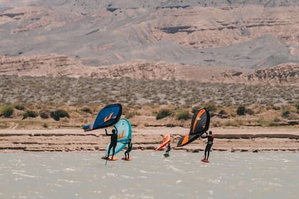 Al combinar elementos del kitesurf y el foil, el Wing Foil permite navegar con libertad, de manera intuitiva y aprovechando al máximo incluso condiciones de poco viento