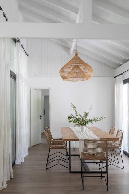 Al comedor original se le expandió −aún más− el ventanal que da a la galería, que se llevó hasta la doble altura para que entre más luz, al igual que en la cocina. Mesa hecha a medida. Sillas y lámpara compradas en Tigre.