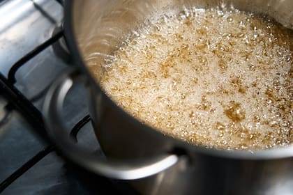 Al comenzar la cocción la mezcla se ve blanca, luego comienza a burbujear y al final toma el color caramelo característico del toffee.