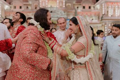 Al comienzo de la ceremonia, se realizó el tradicional jaimala, un rito en el que Anant y Radhika intercambiaron guirnaldas que simbolizan la aceptación mutua.