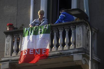 Al comienzo de la pandemia los italianos salían a los balcones a colgar banderas para levantar el ánimo