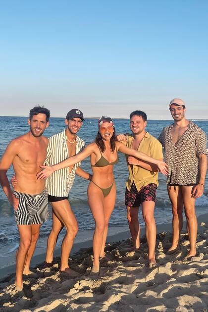 Al comienzo del viaje en Ibiza, con sus amigos, Alejo Lizzi, Juan Romero, Felipe Bosch y Jaime O’Brien.