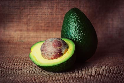 Al consumir la palta se debe evitar cortar o dañar el carozo. (Canva)