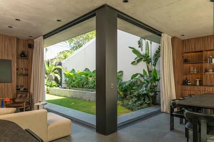 Al correrse, las carpinterías se embuten en los muros, logrando ocultarlas por completo. Cortinas de lino (Modo Cortinas).
