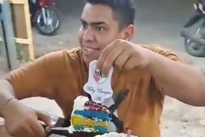 Al cortar la torta, el hincha de River descubrió que el interior del pastel tenía los colores de Boca