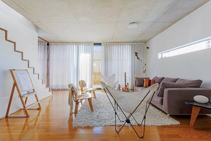 Al costado de la escalera sale una puerta que cierra el cuarto de Florencia.