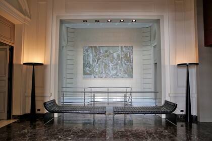 Al cruzar la puerta de entrada y al ingresar al hall se ve el imponente cuadro La Ronda, de Guillermo Roux
