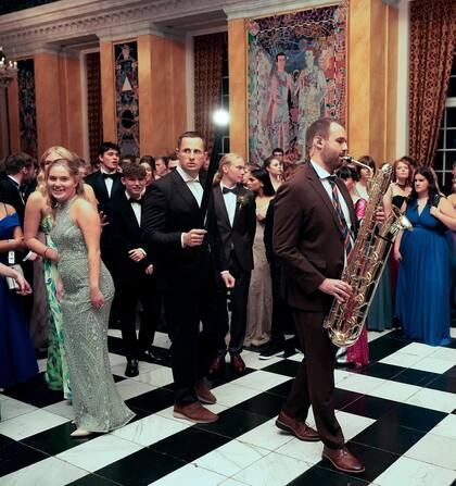 Al cumpleaños del príncipe no solo asistió la realeza. También hubo invitados del mundo del arte, de la cultura y del espectáculo además de 200 jóvenes sobresalientes de su edad, elegidos especialmente por municipios daneses para compartir la celebración