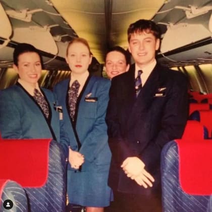 Al cumplirse 20 años de haber trabajado como sobrecargo, el propio Brian Dowling compartió con sus seguidores esta fotografía