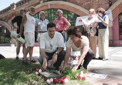 Al cumplirse diez años de su muerte, los padres de Marcela Iglesias la recordaron con ofrendas en el Paseo de la Infanta
