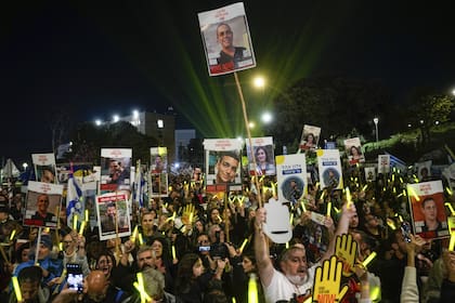 Al cumplirse los seis meses del inicio de la guerra, miles de manifestantes se congregaron este domingo frente al Parlamento israelí para pedir por la liberación de los rehenes. (AP Photo/Ohad Zwigenberg)