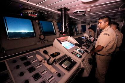 Al Derbes le lleva un día de navegación llegar desde la costa hasta las 200 millas