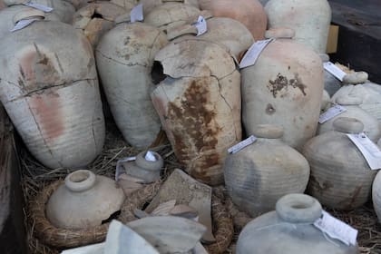 Al desenterrar la fragata encontraron vasijas, elementos de uso cotidiano, herramientas de labranza y cuatro cañones