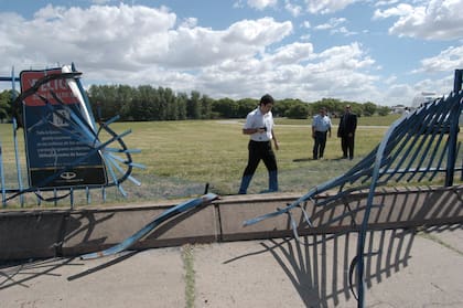 Al desprenderse la rueda partió una reja de Aeroparque y cruzó por la avenida Costanera