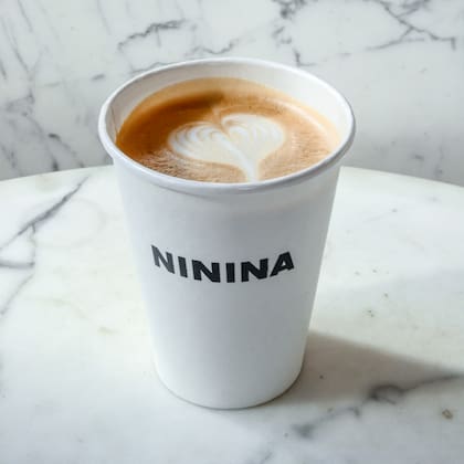 Al detalle: en su tienda online Ninina desglosa cada uno de los cafés que se pueden pedir o retirar, como este latte