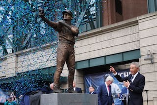 Al develar la estatua de Ichiro Suzuki en Seattle, algo salió mal con su bate