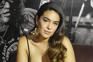 Al día siguiente de haber confirmado estar libre de cáncer, el padre de Ángela Leiva dio positivo en Covid-19 y un mes más tarde murió