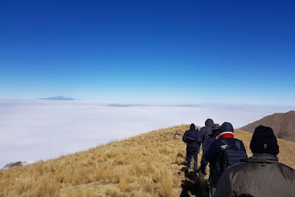Al da siguiente, la comitiva comenz el descenso a pie, hasta que fueron rescatados en helicptero