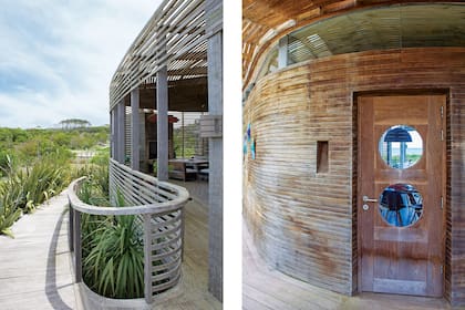 Al doblar la baranda, se divisa, al fondo, la parrilla protegida del sol y del viento por las varillas de madera. Dos ojos de buey permiten vislumbrar el comedor y una nueva galería con vista al mar.