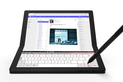 Al doblarse la pantalla de la X1 Fold, se puede destinar la parte inferior a un teclado en pantalla; también es compatible con lápices para escribir en pantalla