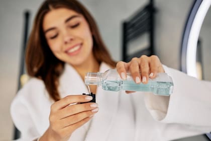 Al emplear aceites como el de coco o girasol, el oil pulling puede prescindir de los enjuagues bucales comerciales, con químicos y alcohol.