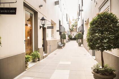 Al entrar en la Rue, Merecido nos da la bienvenida en un espacio mínimo pero desbordante de calidez y color. La última incorporación al selectísimo elenco, el local de Bárbara Bertone.