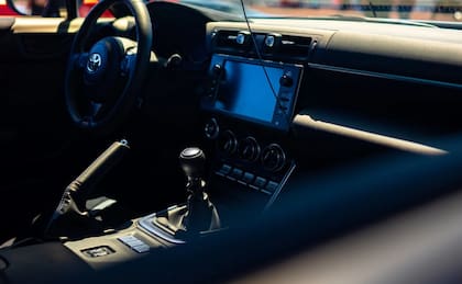 Al estacionar hay que activar el freno de mano para que el vehículo no se desplace por factores externos