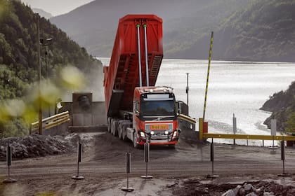 Al estar en un circuito cerrado, Volvo puede acondicionar el trayecto para que los camiones autónomos puedan movilizarse con precisión
