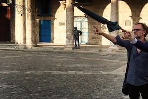 La locura de montar una obra de teatro de a pie por las calles de la Habana