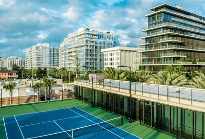 Al estilo de un resort de lujo, Arte Surfside tiene una cancha de tenis, spa, gimnasio de vanguardia, estudio de yoga y sala de juegos para niños