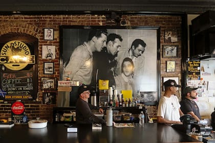 Al estudio de grabación Sun se ingresa por el café, donde domina una gigantografía de Elvis al piano