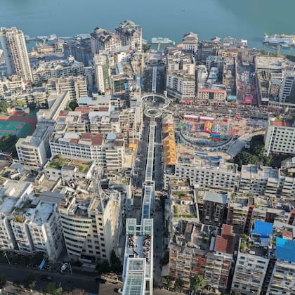 Al facilitar el acceso a paisajes previamente restringidos, estas intervenciones democratizan el turismo