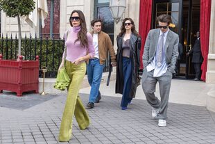 ¡Al fin todos juntos! Victoria lidera la salida de La Réserve, el hotel donde se hospedaron en París, después de celebrar el cumpleaños de su hijo Brooklyn –de la mano de su mujer Nicola–. De traje y corbata anudada al revés, su otro hijo Cruz.