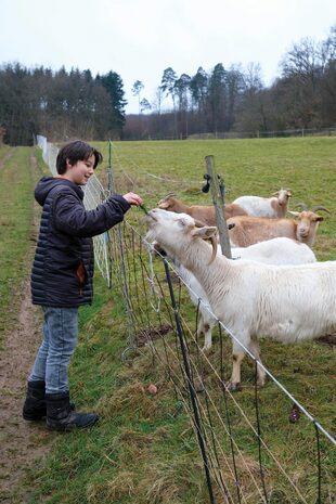“Al final de la calle donde vivo, empieza un enorme campo. Hay ovejas, cabras, caballos…”, relata. Aquí vemos a su nieto Lucas alimentando a una cabra.